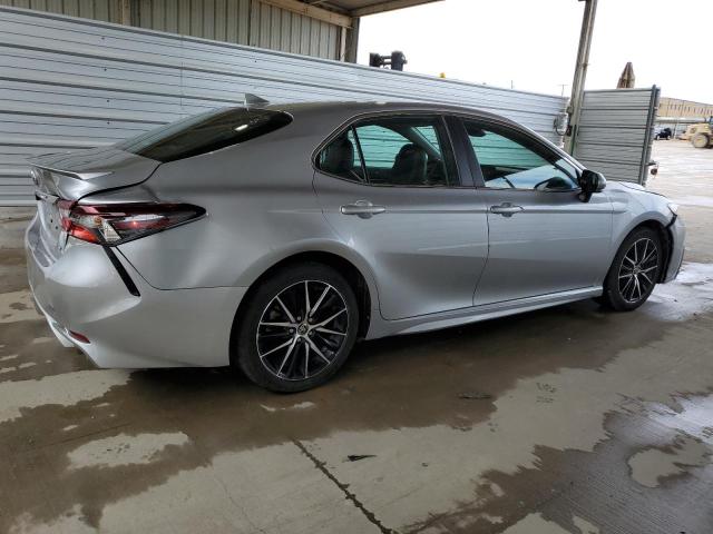 Obraz 3 z 2022 TOYOTA CAMRY SE 2022 z VIN 4T1G11AKXNU623543