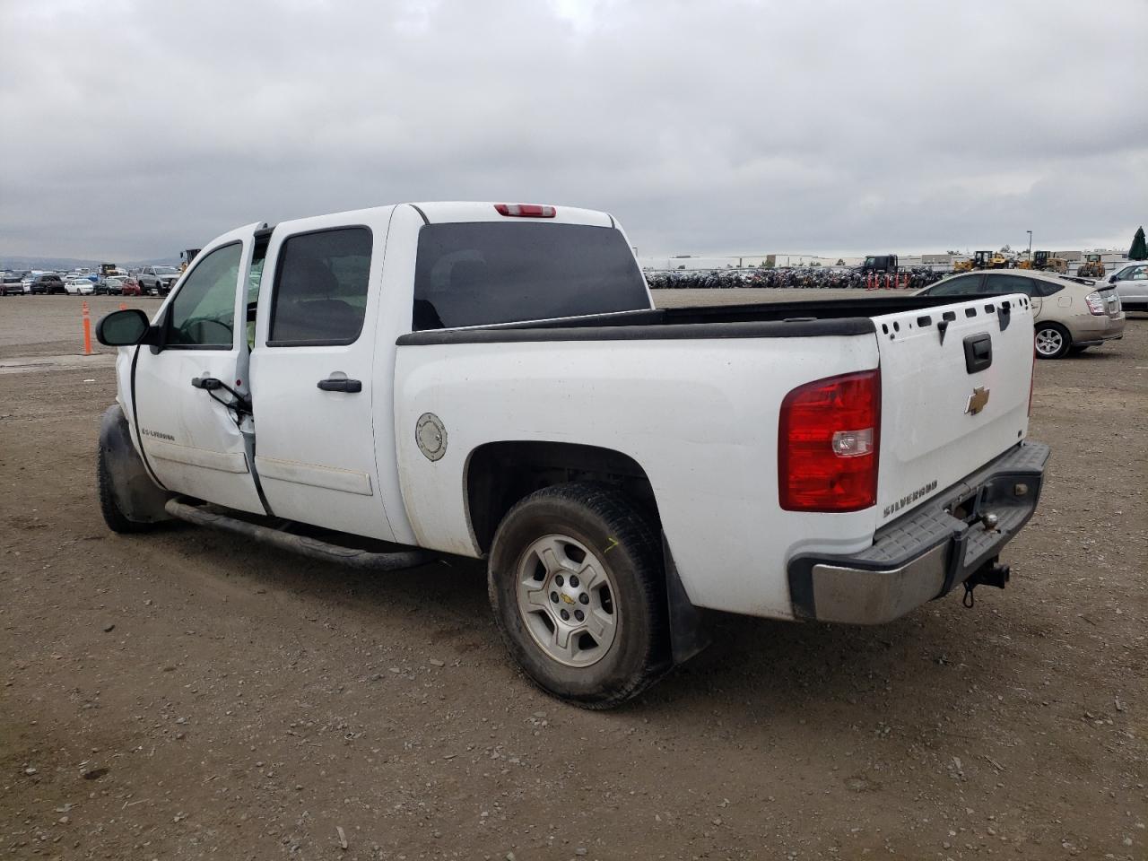 Image 2 of 2007 CHEVROLET SILVERADO C1500 CREW CAB 2007 with VIN 2GCEC13J571552390