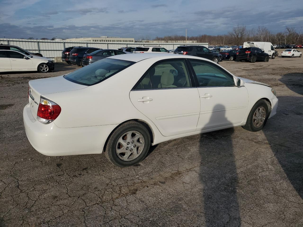 Obraz 3 z 2005 TOYOTA CAMRY LE 2005 z VIN 4T1BE32K75U417802