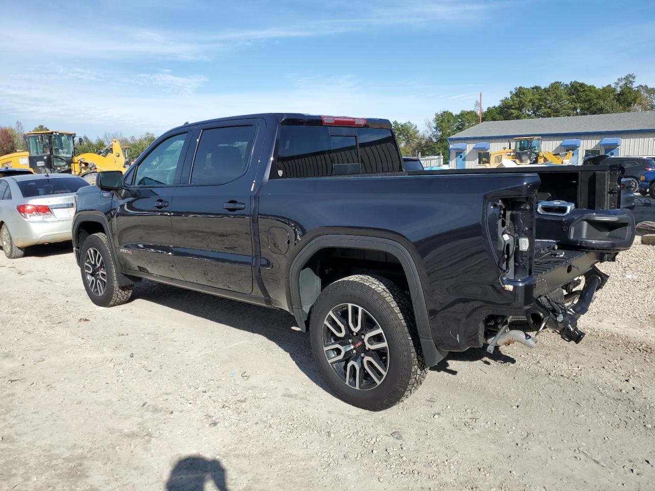 Изображение 2 2023 GMC SIERRA K1500 AT4 2023 с VIN 1GTUUEE84PZ154444