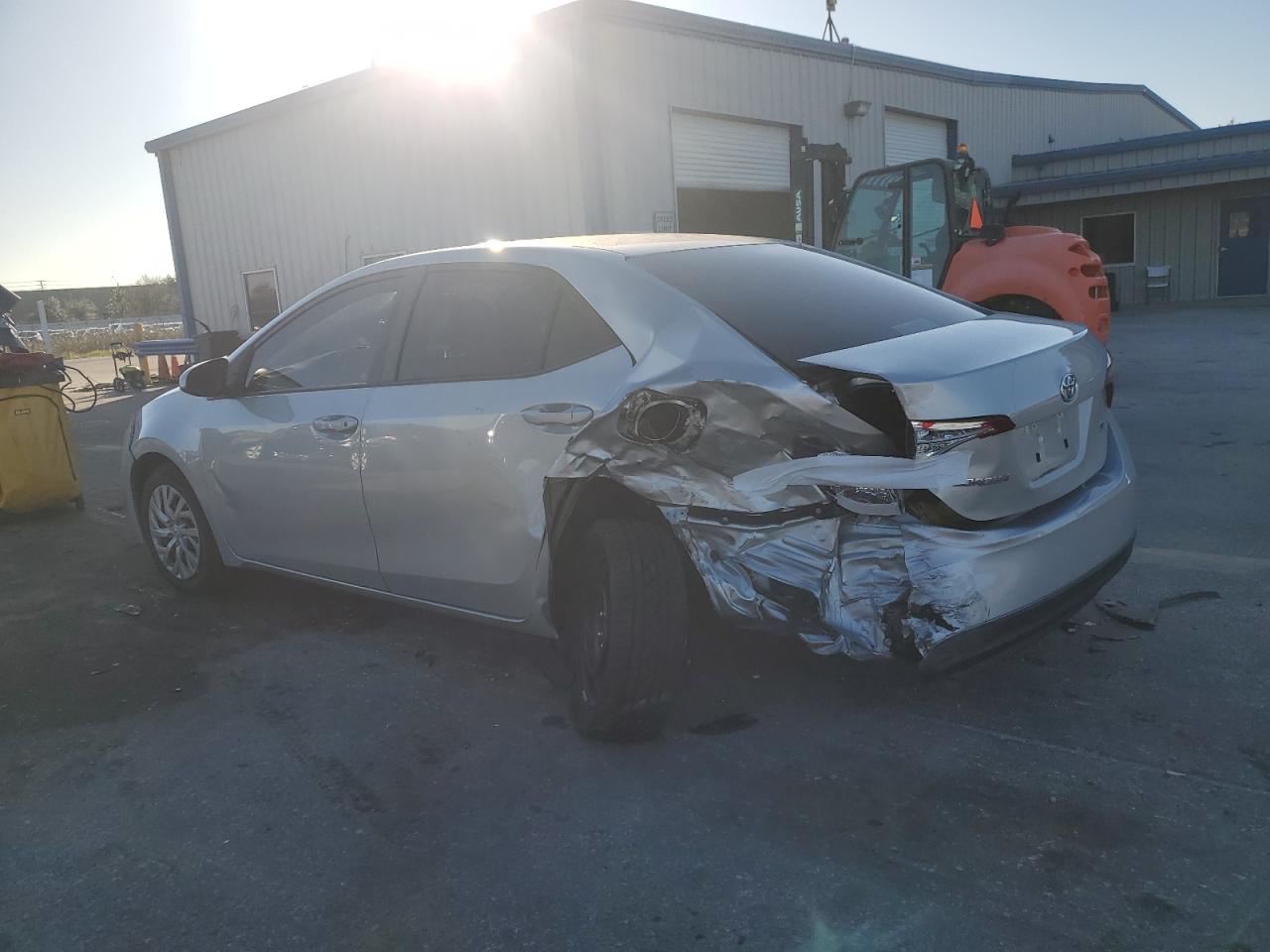 Image 2 of 2018 TOYOTA COROLLA L 2018 with VIN 5YFBURHEXJP822152