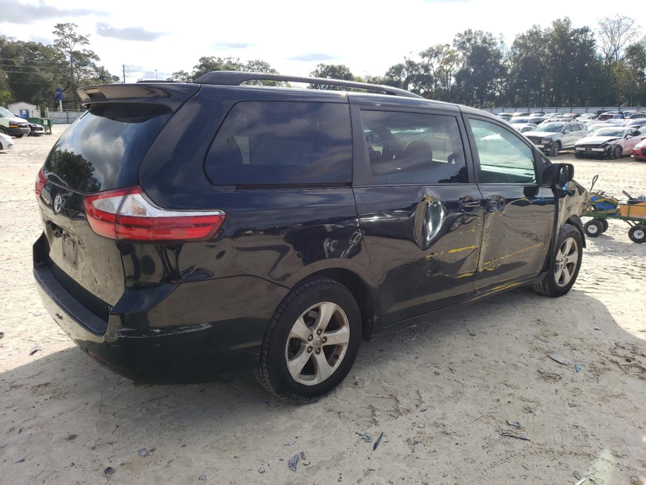 Obraz 3 z 2015 TOYOTA SIENNA LE 2015 z VIN 5TDKK3DC7FS582094