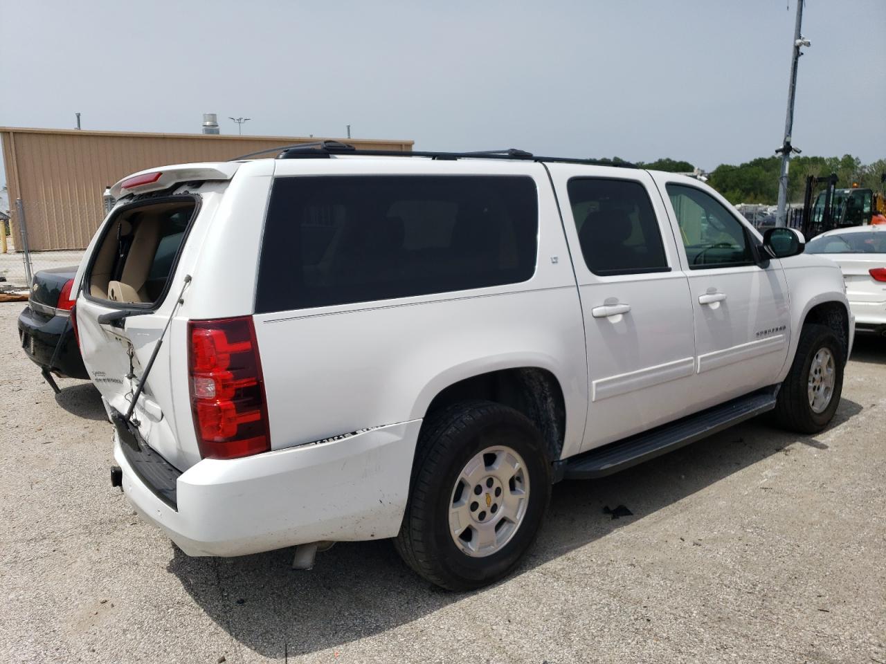 Image 3 of 2013 CHEVROLET SUBURBAN K1500 LT 2013 with VIN 1GNSKJE70DR252368