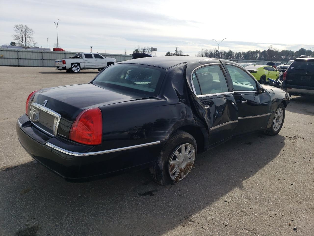 Obraz 3 z 2011 LINCOLN TOWN CAR SIGNATURE LIMITED 2011 z VIN 2LNBL8CV1BX758564