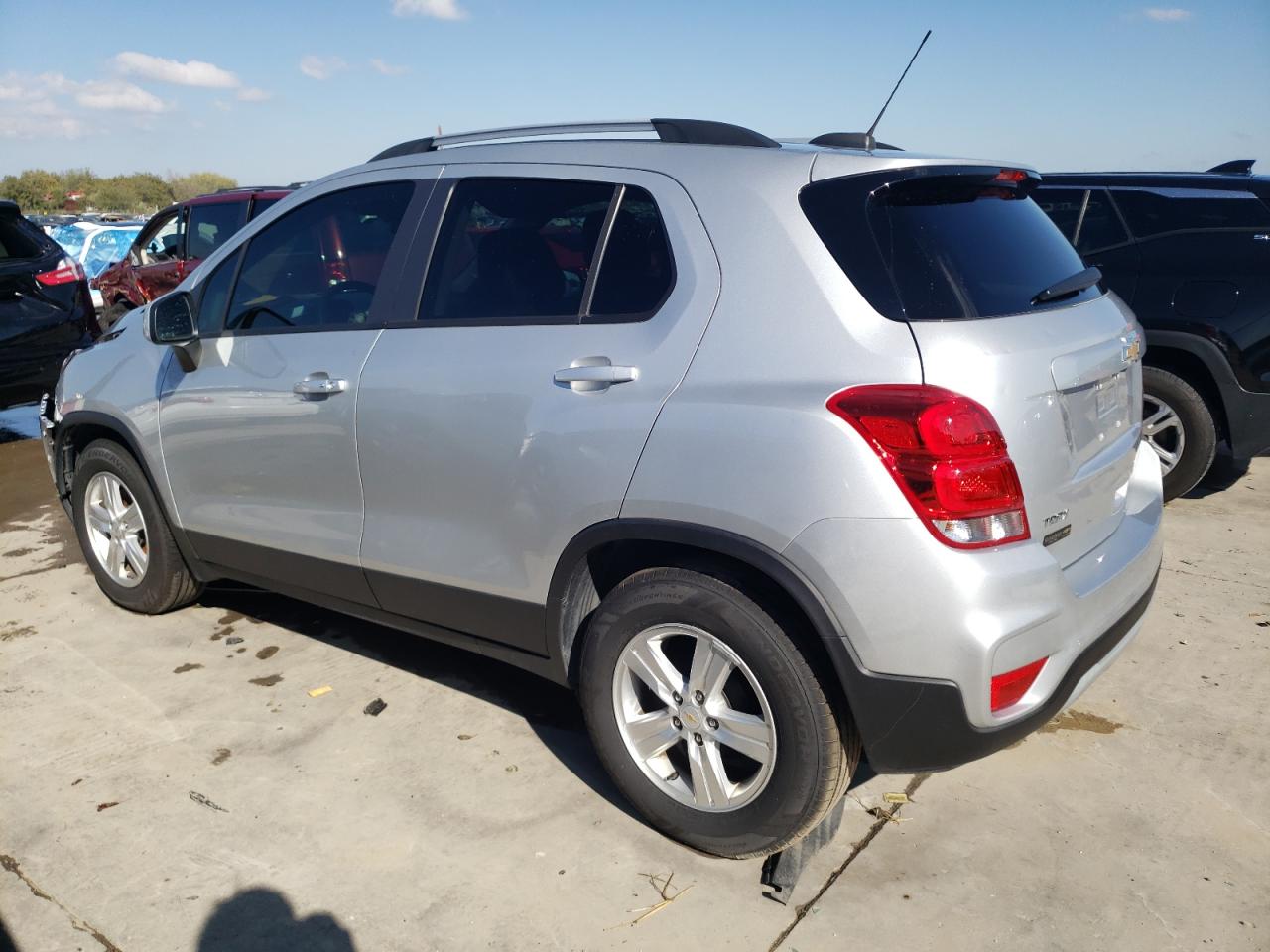 Image 2 of 2021 CHEVROLET TRAX 1LT 2021 with VIN KL7CJLSB6MB341663