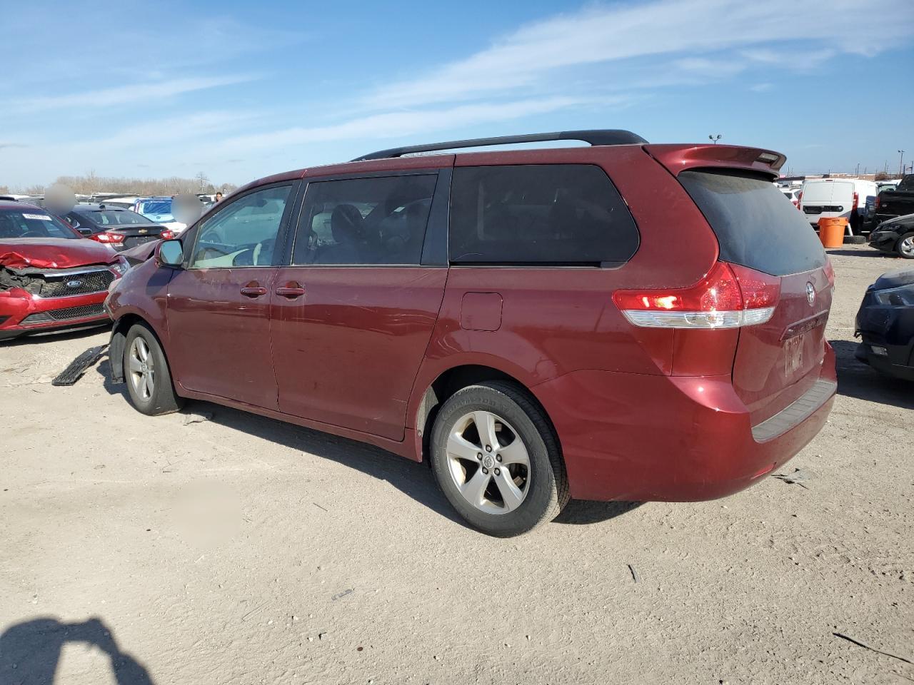 Изображение 2 2011 TOYOTA SIENNA LE 2011 с VIN 5TDKK3DC3BS011101