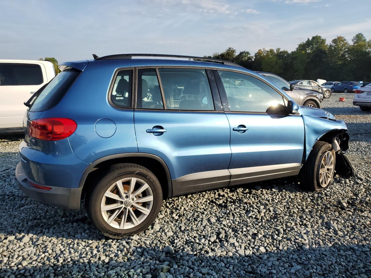 Изображение 3 Volkswagen Tiguan S 2017 с VIN WVGAV7AX1HK045924