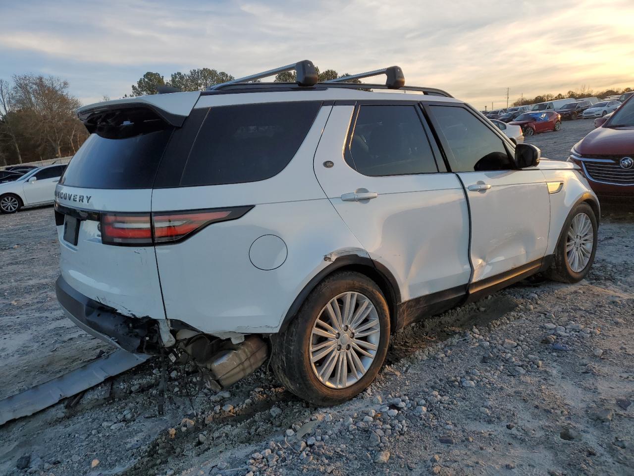 Image 3 of 2017 LAND ROVER DISCOVERY HSE 2017 with VIN SALRRBBV7HA005812