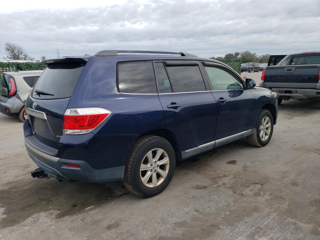 Image 3 of 2011 TOYOTA HIGHLANDER BASE 2011 with VIN 5TDBK3EH1BS068634