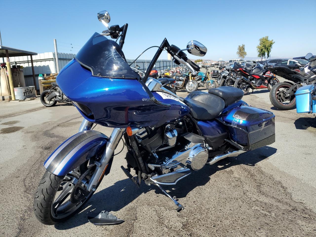 Image 2 of 2017 HARLEY-DAVIDSON FLTRX ROAD GLIDE 2017 with VIN 1HD1KHC3XHB673721