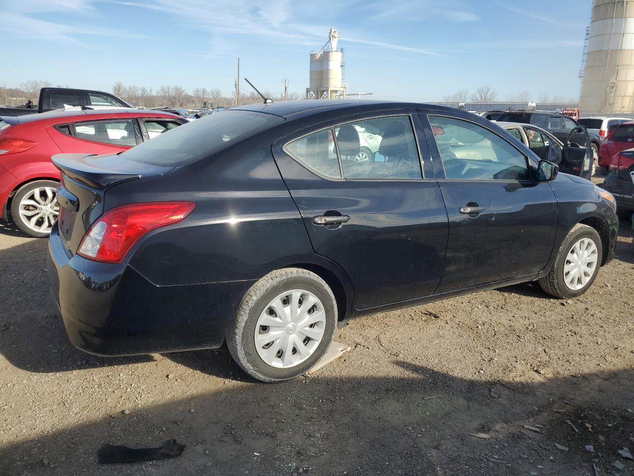 Obraz 3 z 2019 NISSAN VERSA S 2019 z VIN 3N1CN7APXKL825300