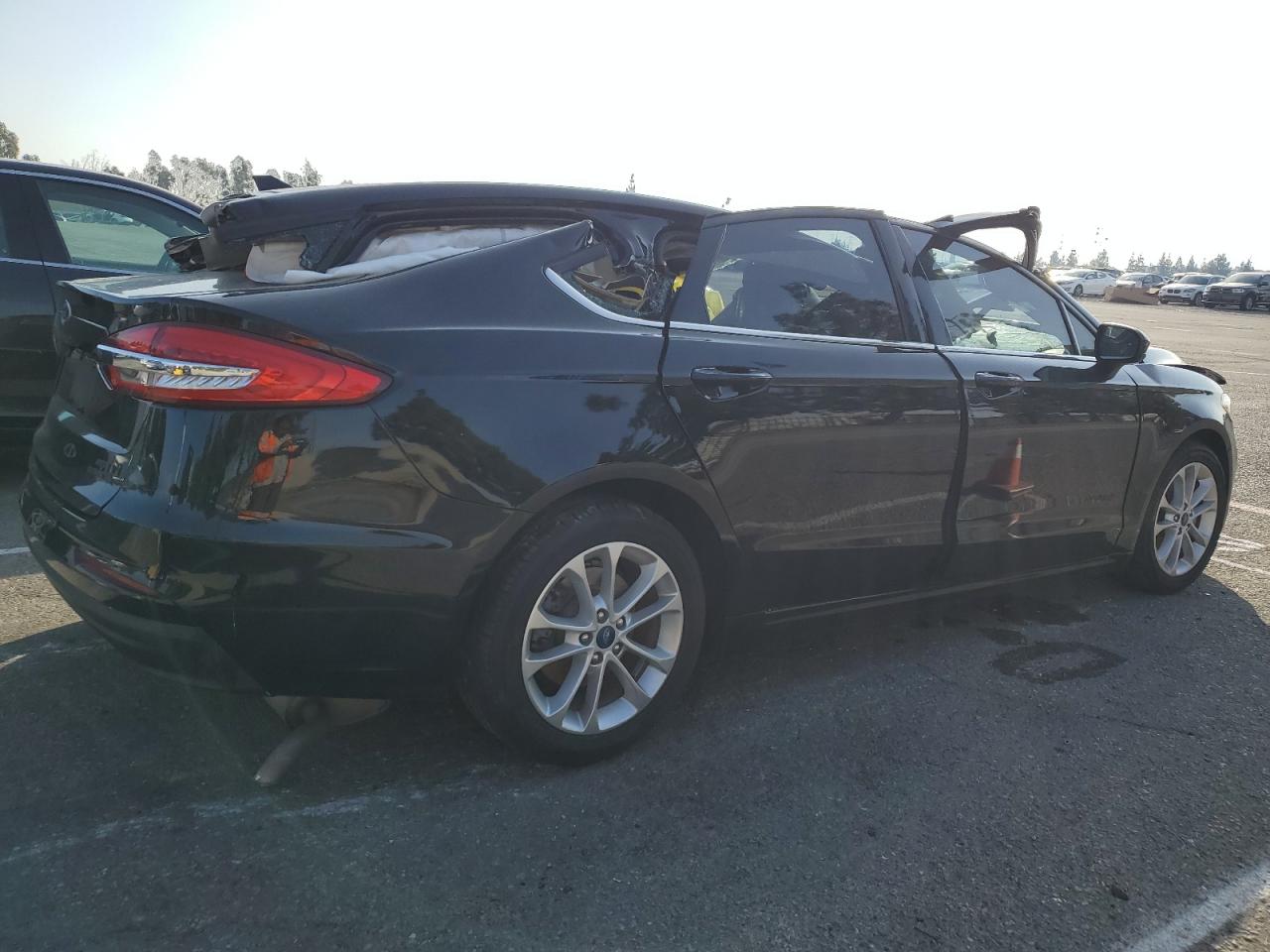Image 3 of 2019 FORD FUSION SE 2019 with VIN 3FA6P0LU2KR142833