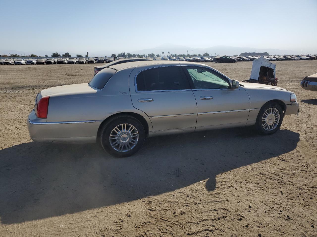 Image 3 of 2010 LINCOLN TOWN CAR SIGNATURE LIMITED 2010 with VIN 2LNBL8CVXAX618950