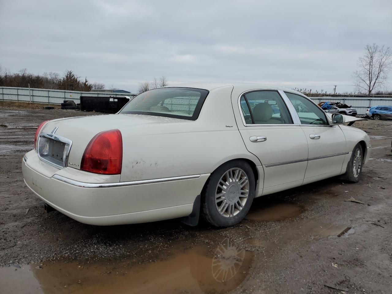 Image 3 of 2006 LINCOLN TOWN CAR DESIGNER 2006 with VIN 1LNHM83V26Y645347