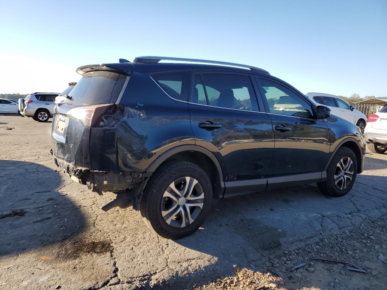 Image 3 of 2018 TOYOTA RAV4 LE 2018 with VIN JTMZFREV4JJ748227