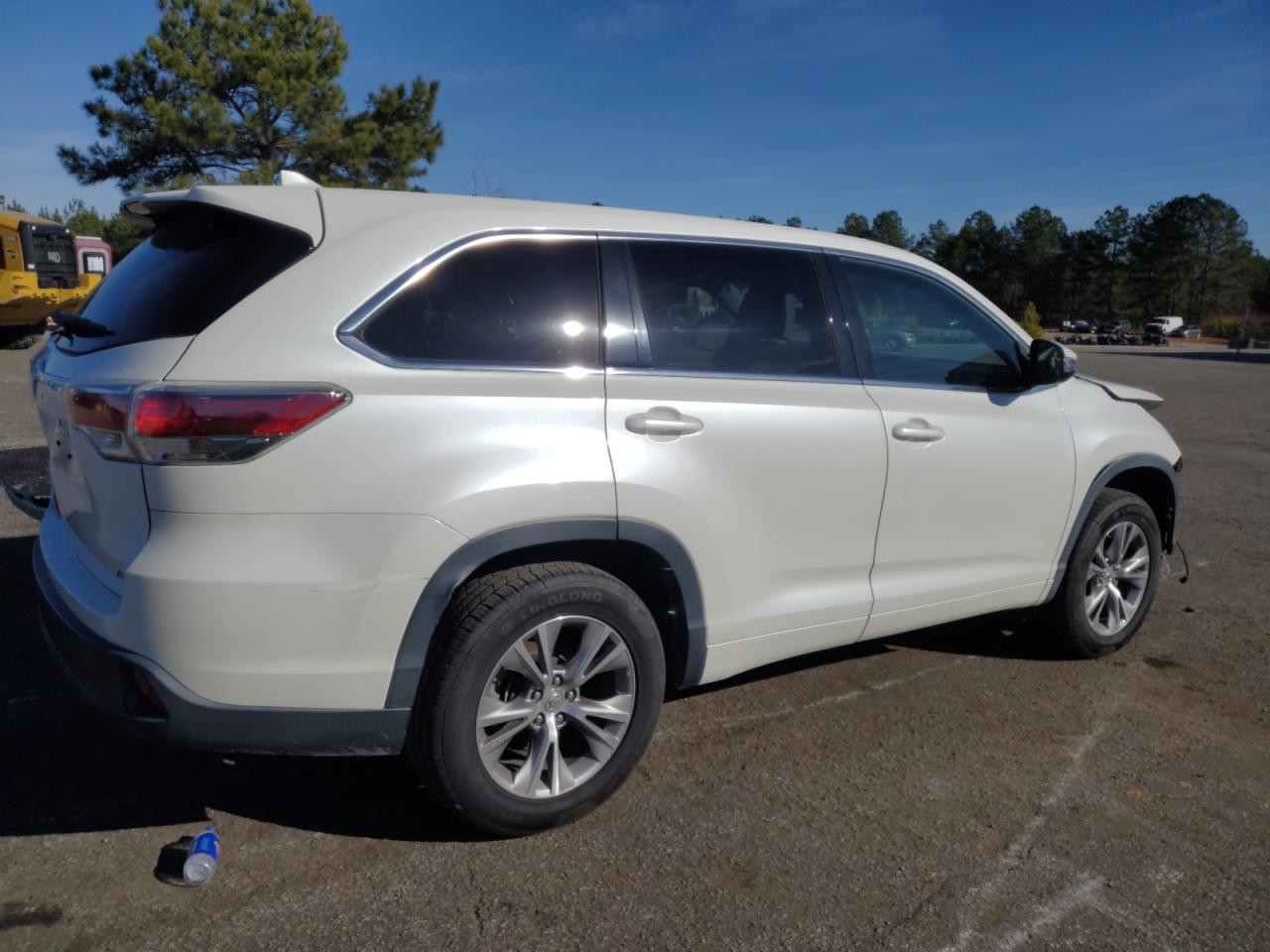 Image 3 of 2015 TOYOTA HIGHLANDER LE 2015 with VIN 5TDZKRFH5FS088214