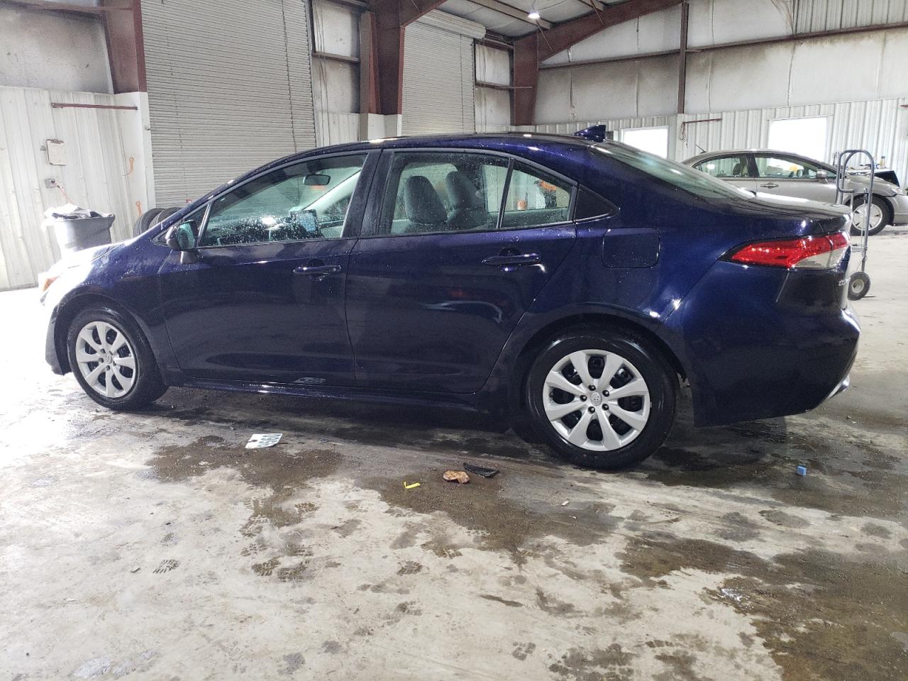 Image 2 of 2021 TOYOTA COROLLA LE 2021 with VIN 5YFEPMAEXMP172101