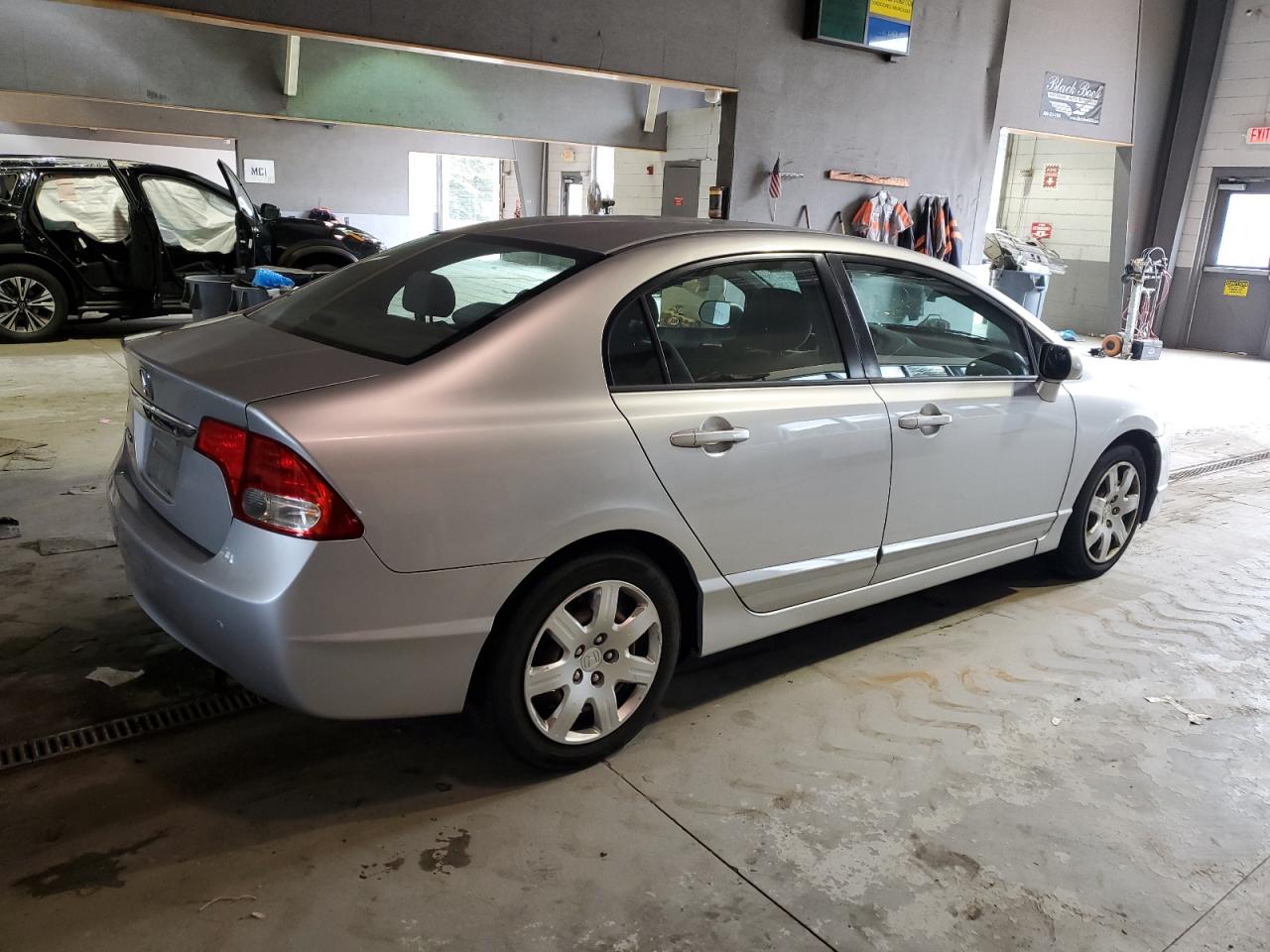 Obraz 3 z 2010 HONDA CIVIC LX 2010 z VIN 2HGFA1F50AH302029