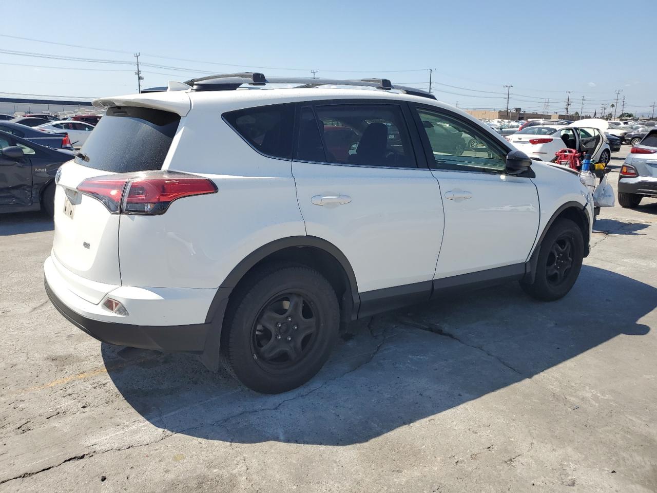 Image 3 of 2018 TOYOTA RAV4 LE 2018 with VIN JTMZFREVXJJ177214