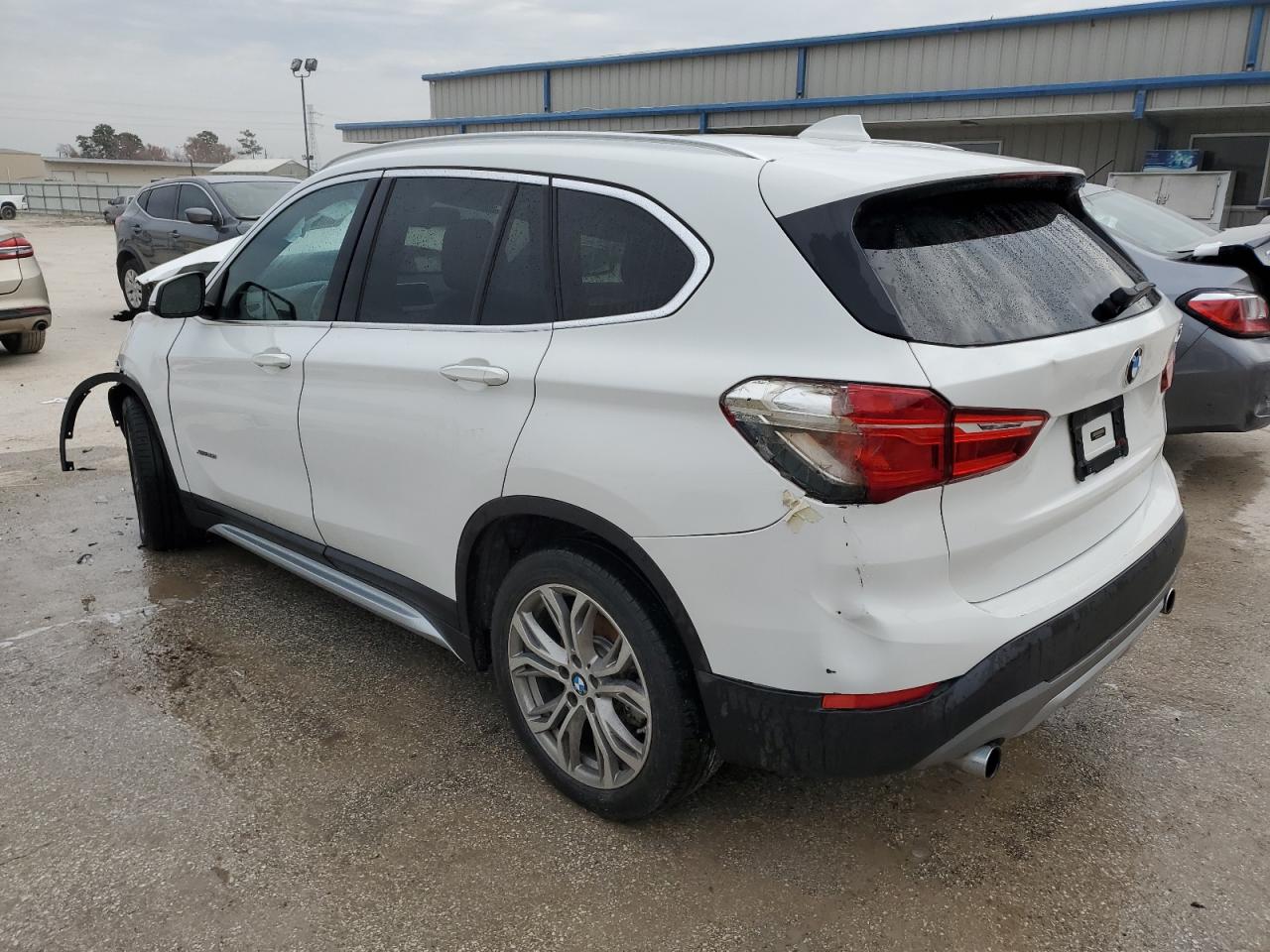 Obraz 2 z 2017 BMW X1 XDRIVE28I 2017 z VIN WBXHT3Z38H4A56139