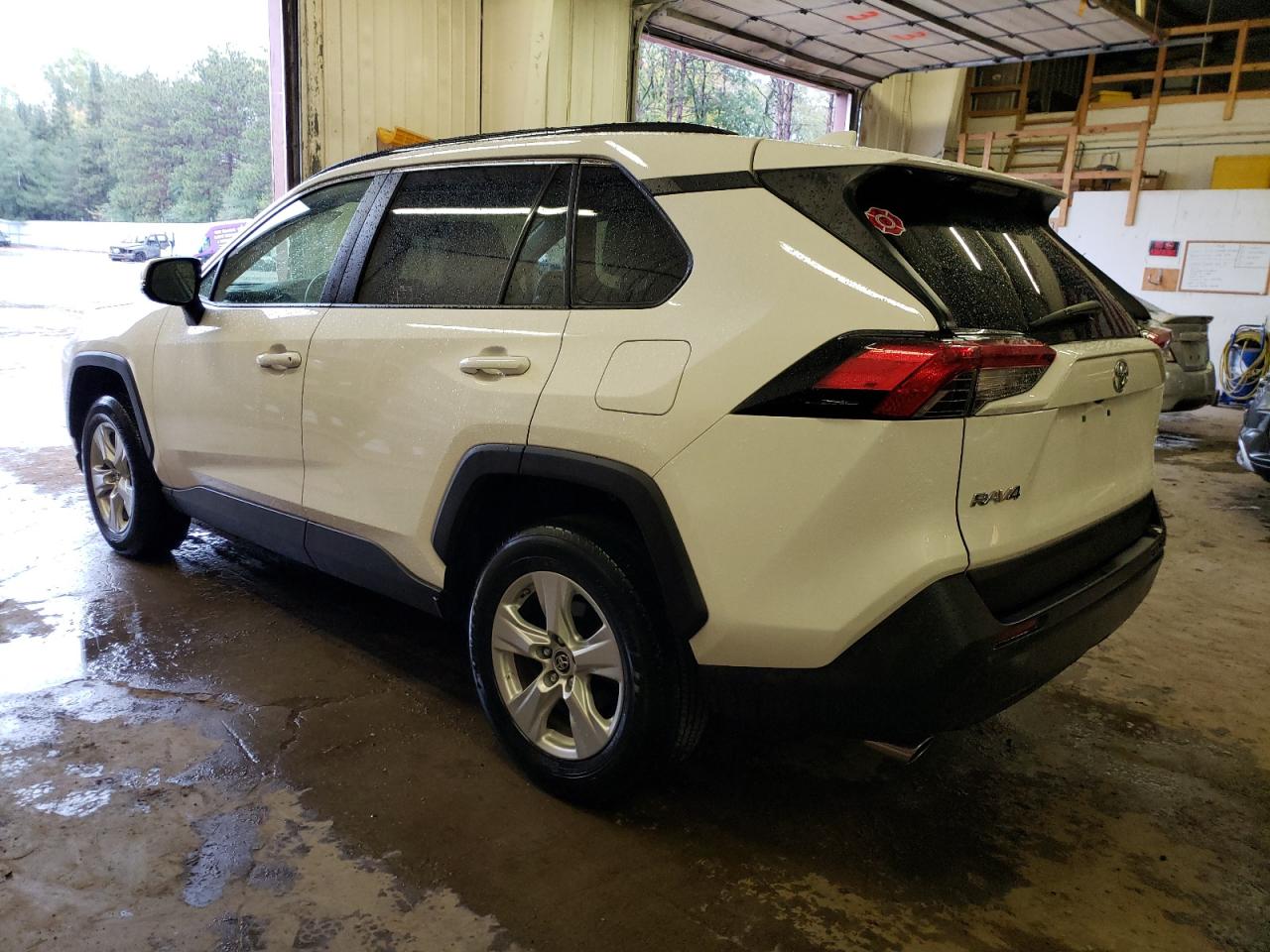 Изображение 2 2019 TOYOTA RAV4 XLE 2019 с VIN JTMP1RFV1KD511473