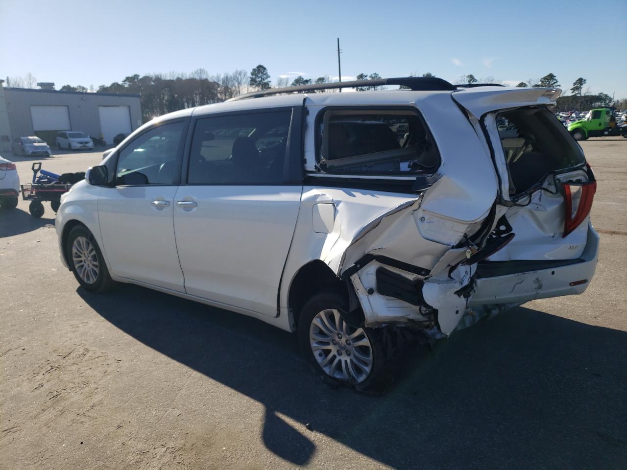 Изображение 2 2016 TOYOTA SIENNA XLE 2016 с VIN 5TDYK3DCXGS695646