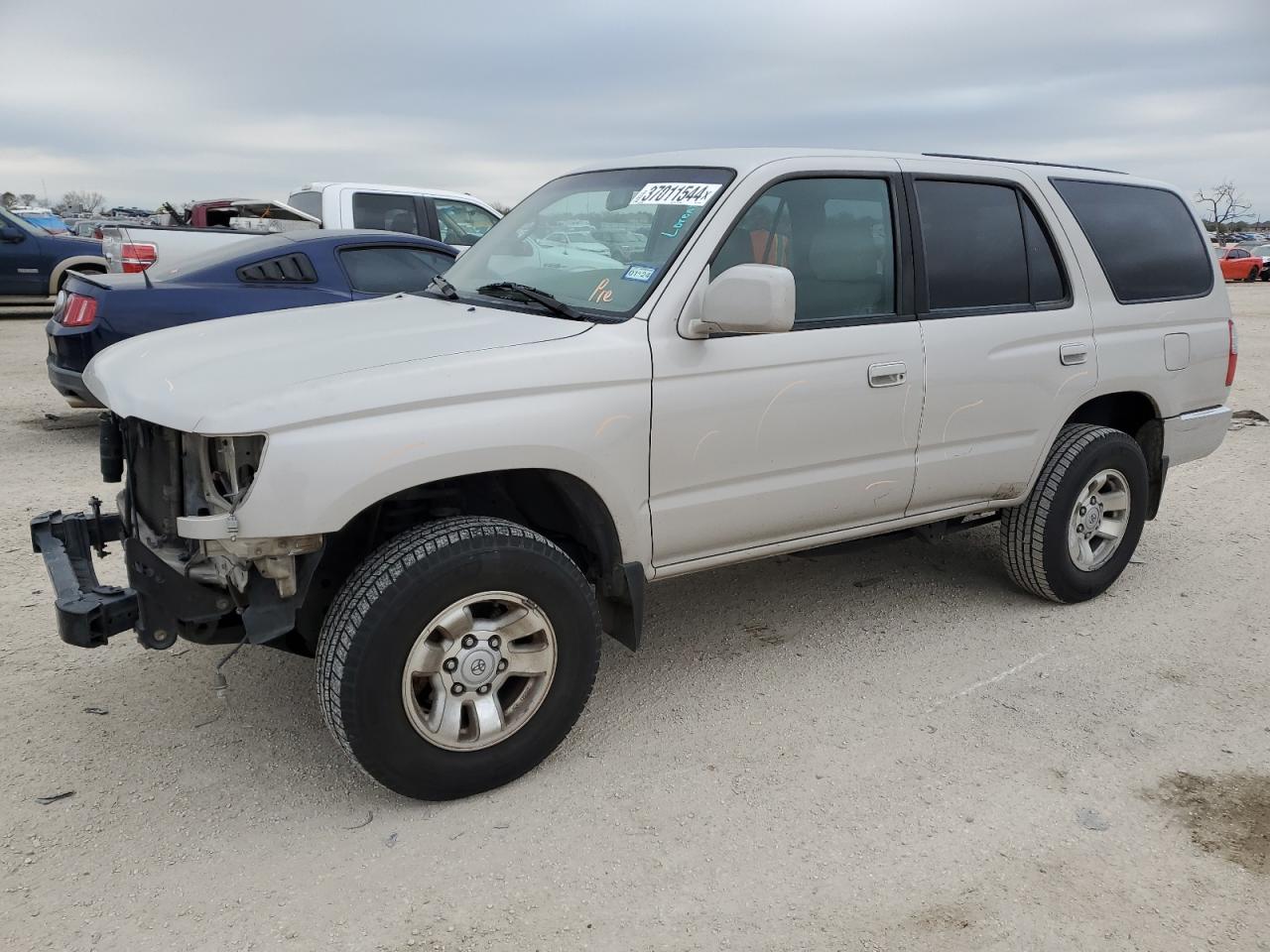 Image 1 of 2000 TOYOTA 4RUNNER SR5 2000 with VIN JT3GN86R1Y0153636