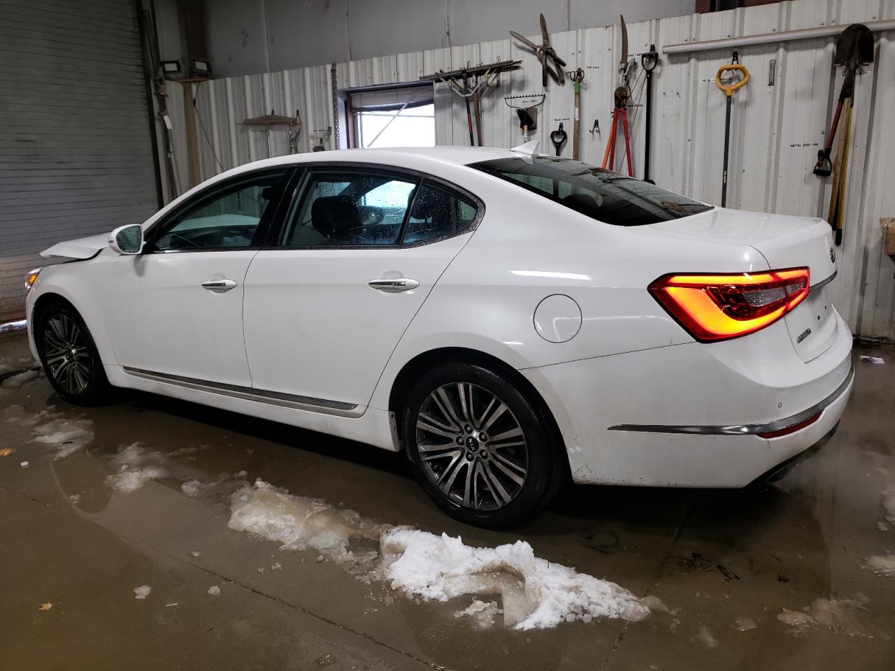 Image 2 of Kia Cadenza Premium 2014 with VIN KNALN4D75E5167667