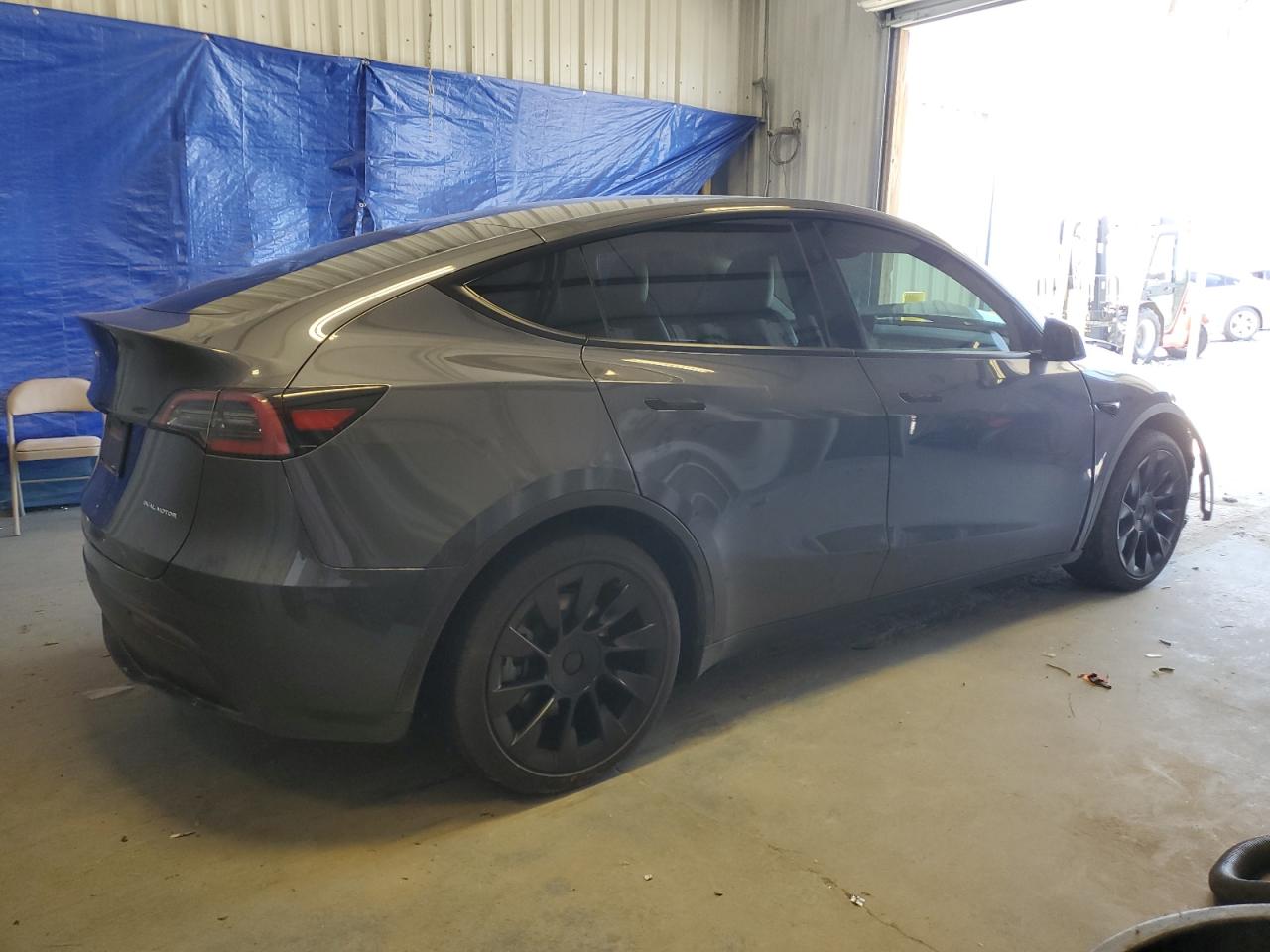 Obraz 3 z 2023 TESLA MODEL Y  2023 z VIN 7SAYGAEEXPF830895