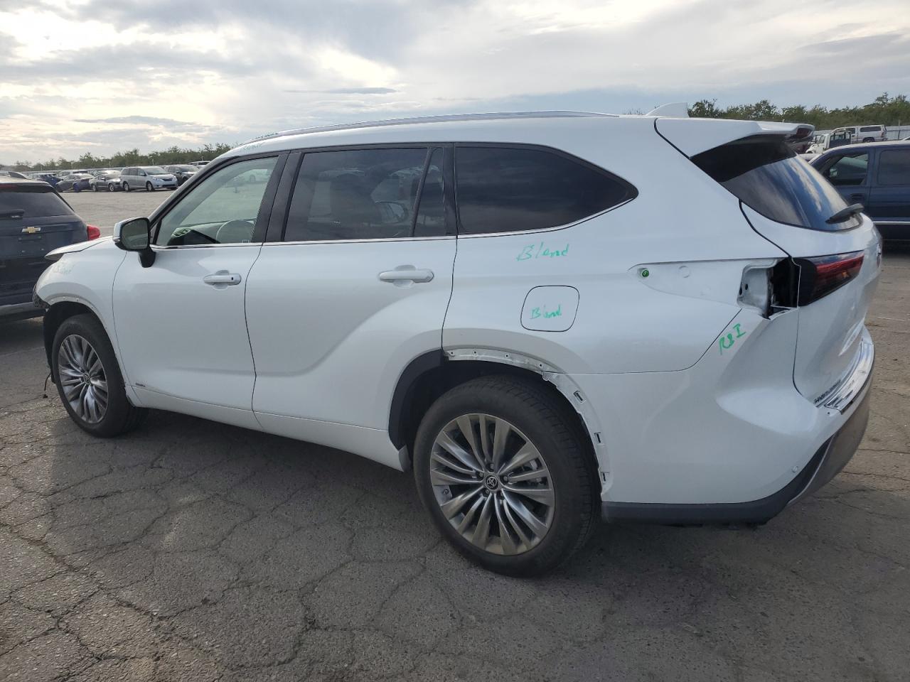 Obraz 2 z 2022 TOYOTA HIGHLANDER HYBRID PLATINUM 2022 z VIN 5TDEBRCH5NS074802