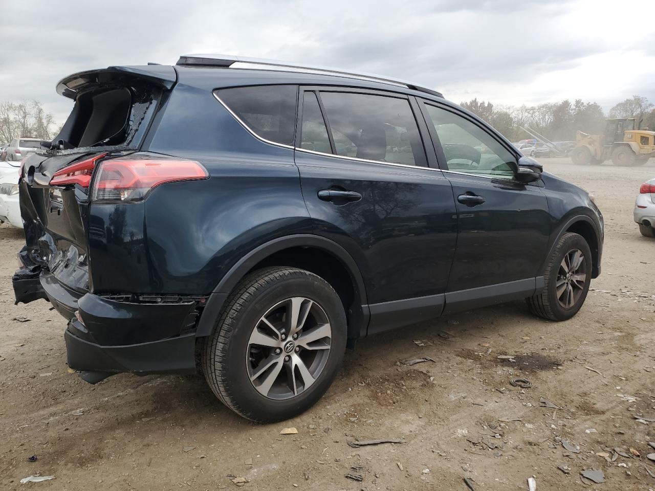 Obraz 3 z 2017 TOYOTA RAV4 XLE 2017 z VIN JTMWFREV5HJ110372