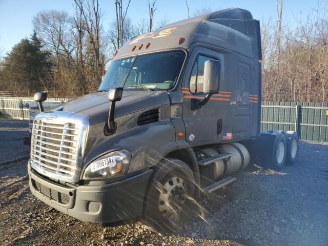 Image 2 of 2018 FREIGHTLINER CASCADIA 113  2018 with VIN 3AKJGHDV3JSJV6373