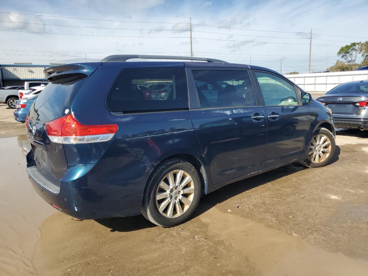 Image 3 of 2011 TOYOTA SIENNA XLE 2011 with VIN 5TDDK3DC0BS008245
