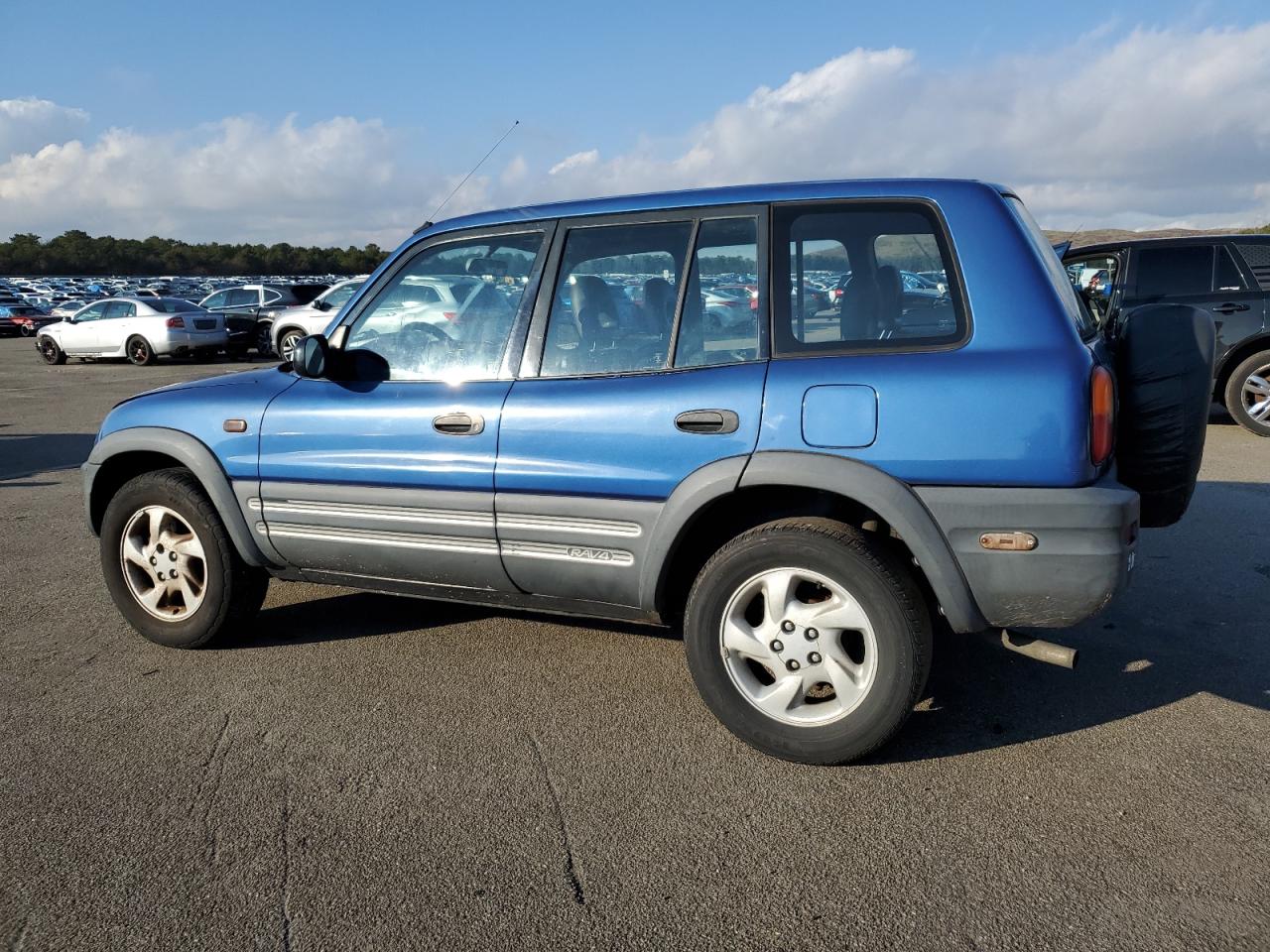 Image 2 of 1997 TOYOTA RAV4  1997 with VIN JT3HP10V9V0138552