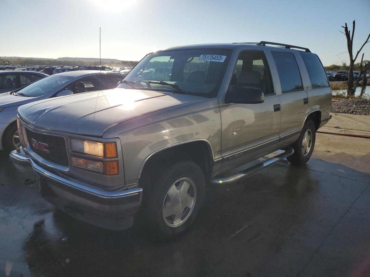 Obraz 1 z 1998 GMC YUKON  1998 z VIN 1GKEK13R2WJ736364