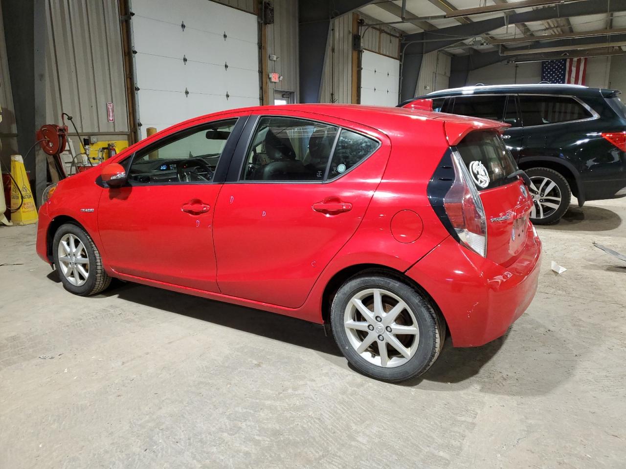 Image 2 of 2015 TOYOTA PRIUS C  2015 with VIN JTDKDTB35F1115007