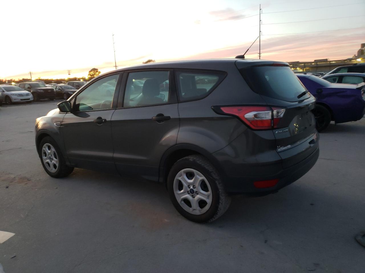 Obraz 2 z 2017 FORD ESCAPE S 2017 z VIN 1FMCU0F74HUC59788
