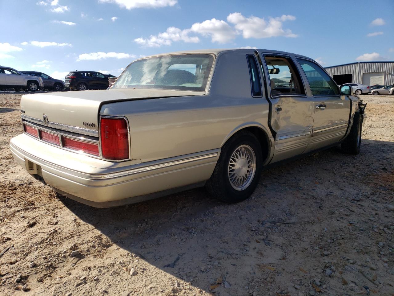 Image 3 of 1997 LINCOLN TOWN CAR SIGNATURE 1997 with VIN 1LNLM82W8VY752132