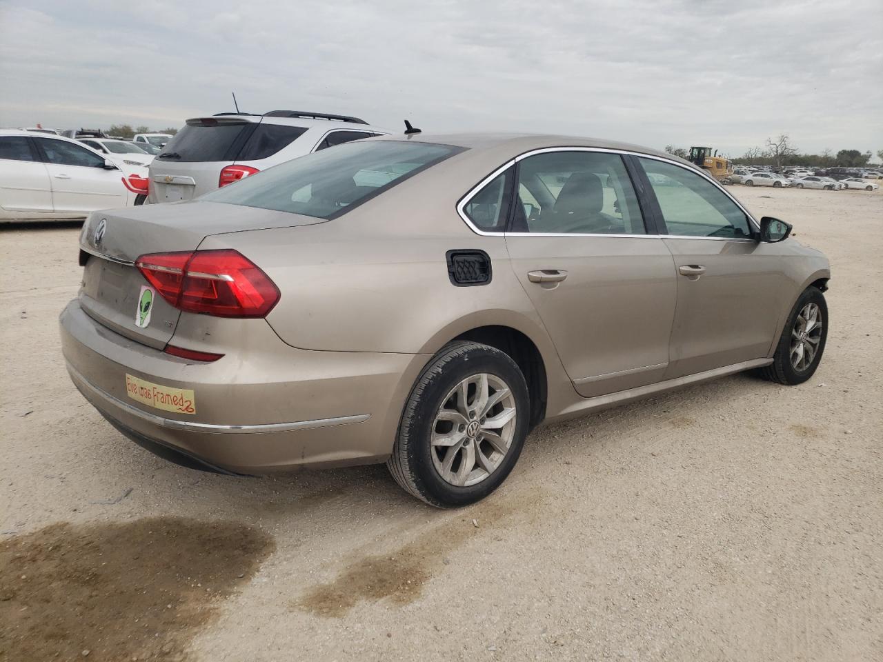 Изображение 3 Volkswagen Passat S 2016 с VIN 1VWAT7A32GC029258