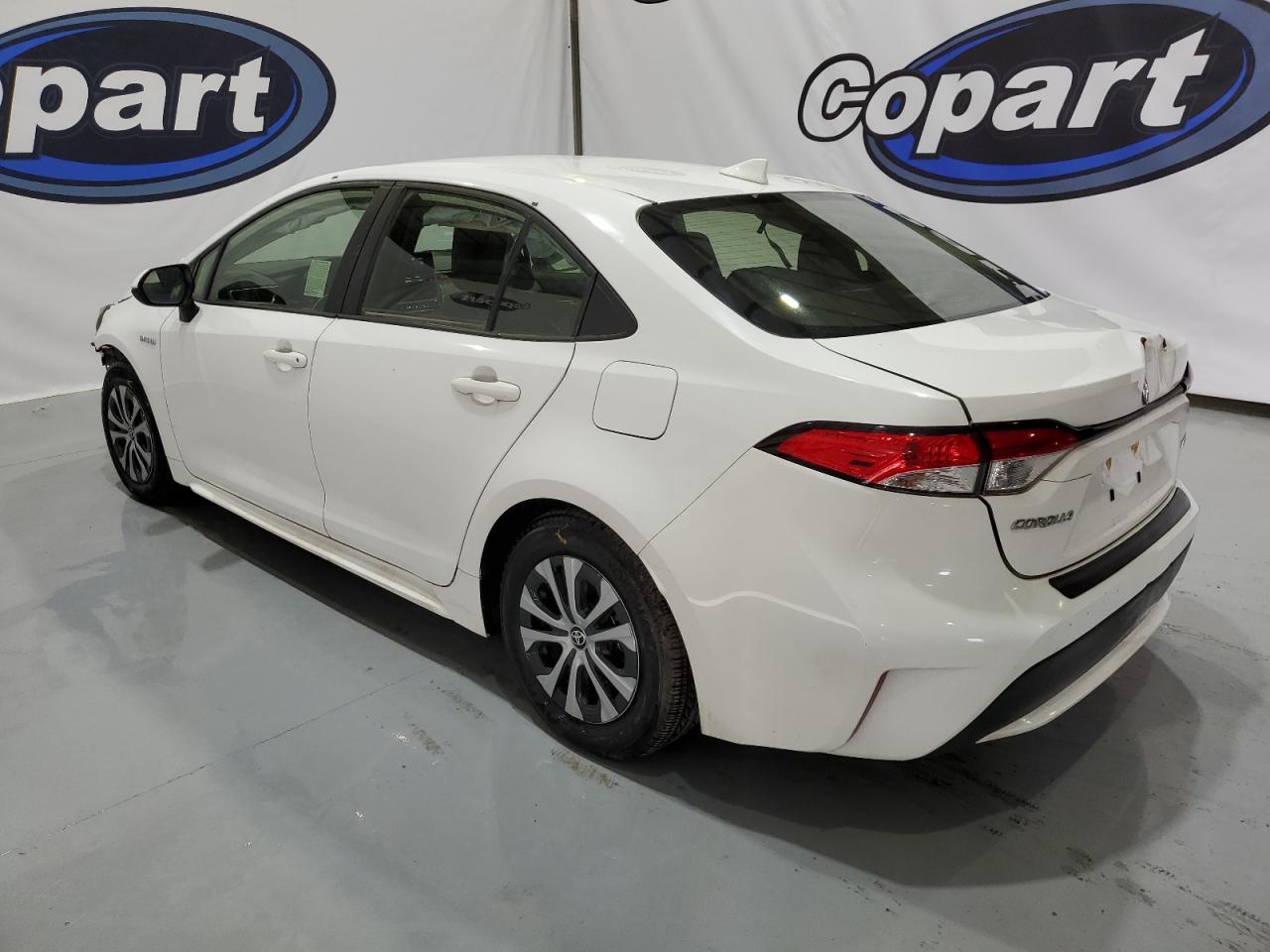 Image 2 of 2020 TOYOTA COROLLA LE 2020 with VIN JTDEBRBE5LJ011796