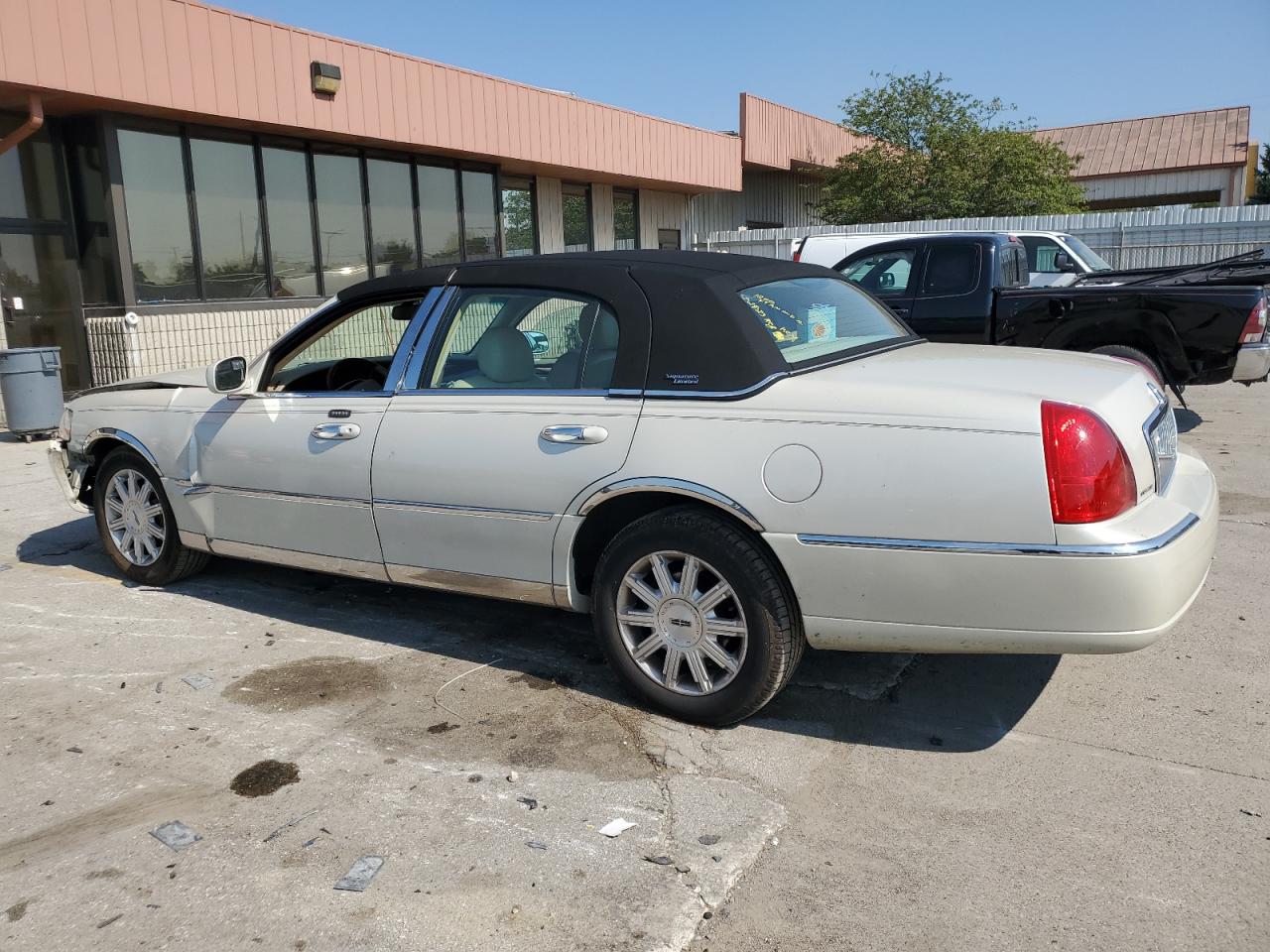 Изображение 2 2007 LINCOLN TOWN CAR SIGNATURE LIMITED 2007 с VIN 1LNHM82V17Y602959