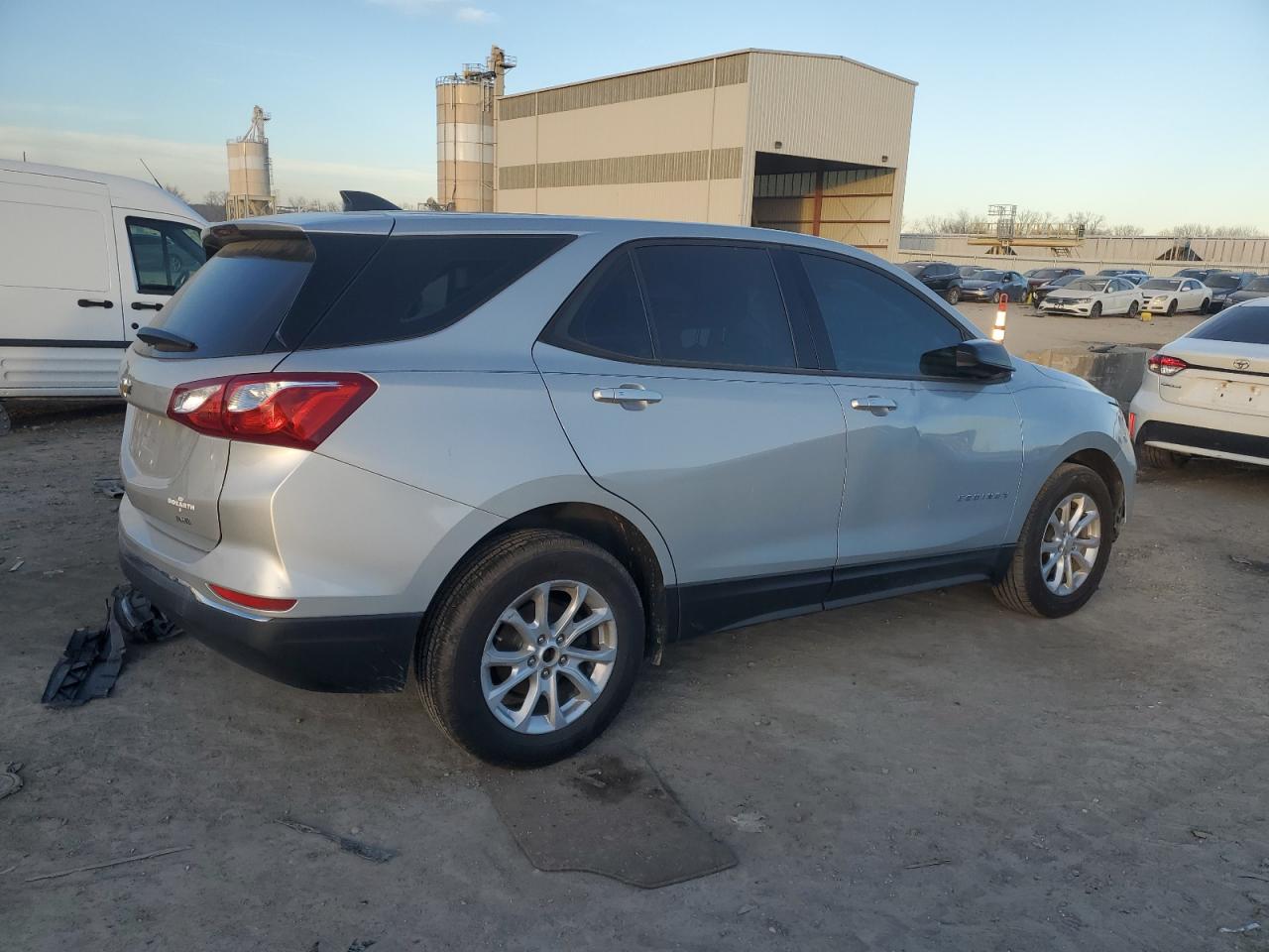 Obraz 3 z 2018 CHEVROLET EQUINOX LS 2018 z VIN 3GNAXREV3JL105104