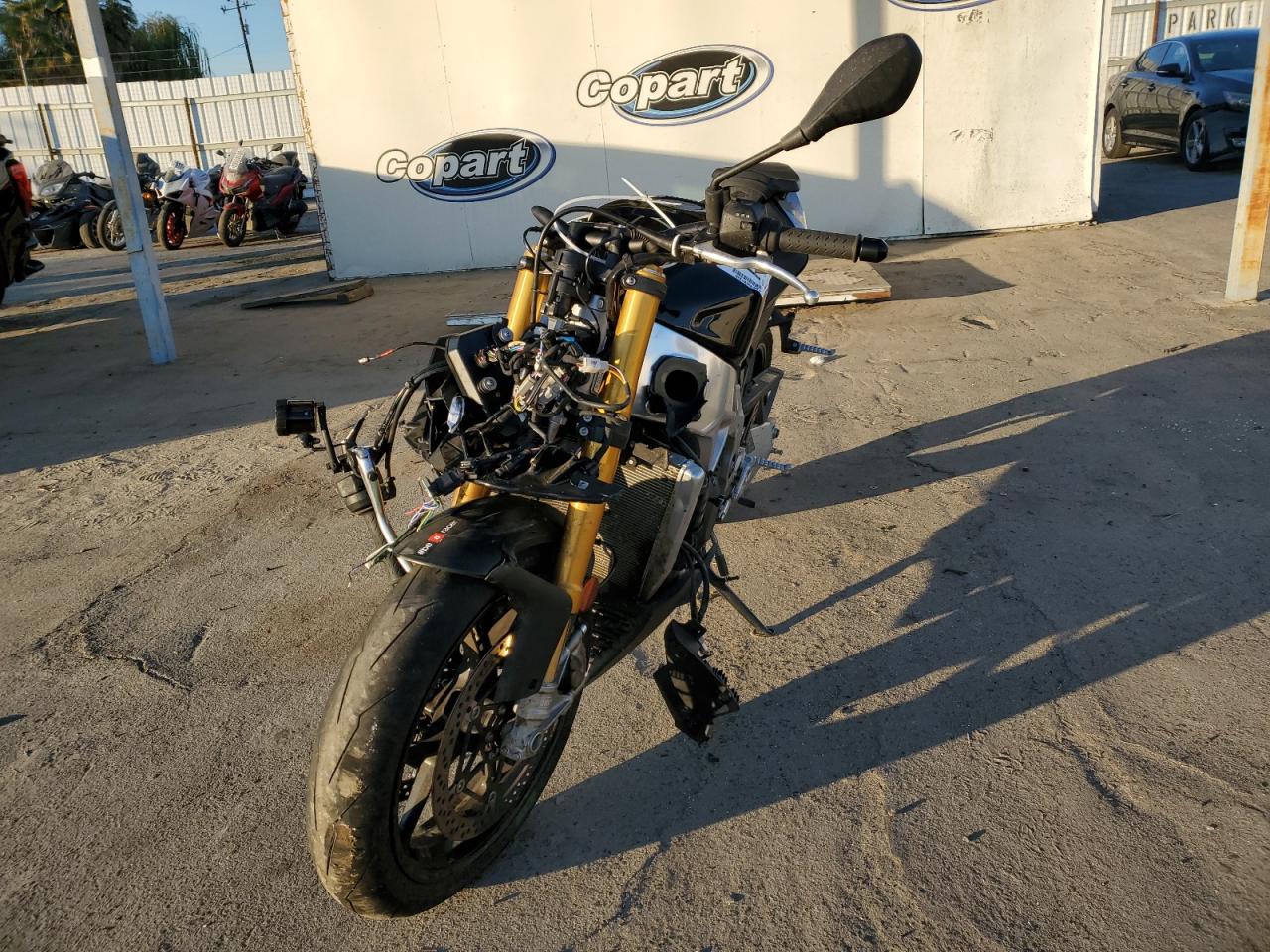 Image 2 of 2022 APRILIA TUONO V4 FACTORY 2022 with VIN ZD4KZUB08NS000489