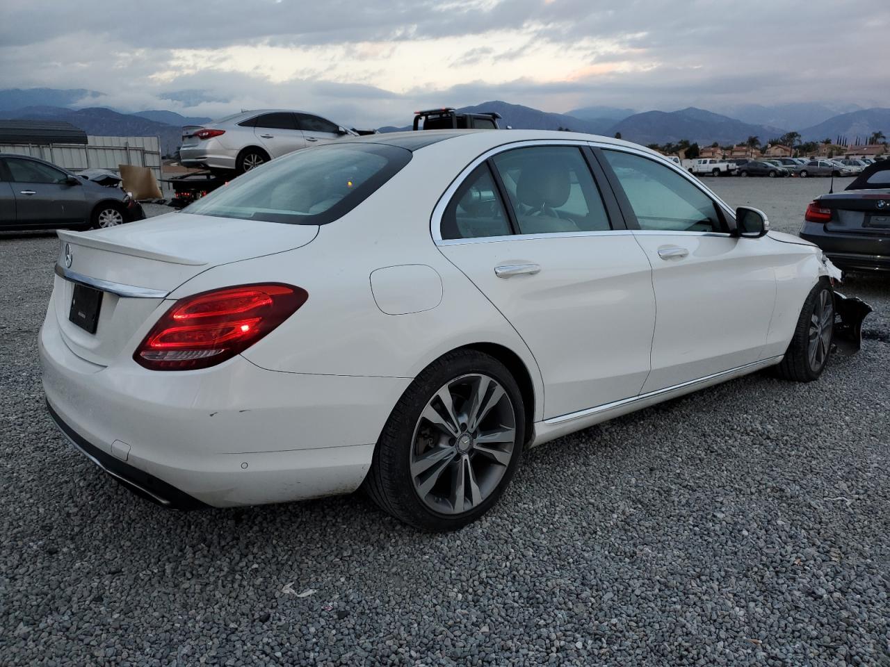 Obraz 3 z 2015 MERCEDES-BENZ C 300 2015 z VIN 55SWF4JB5FU085796