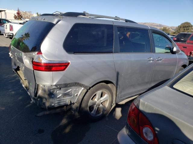 Obraz 3 z 2015 TOYOTA SIENNA LE 2015 z VIN 5TDKK3DC6FS566047