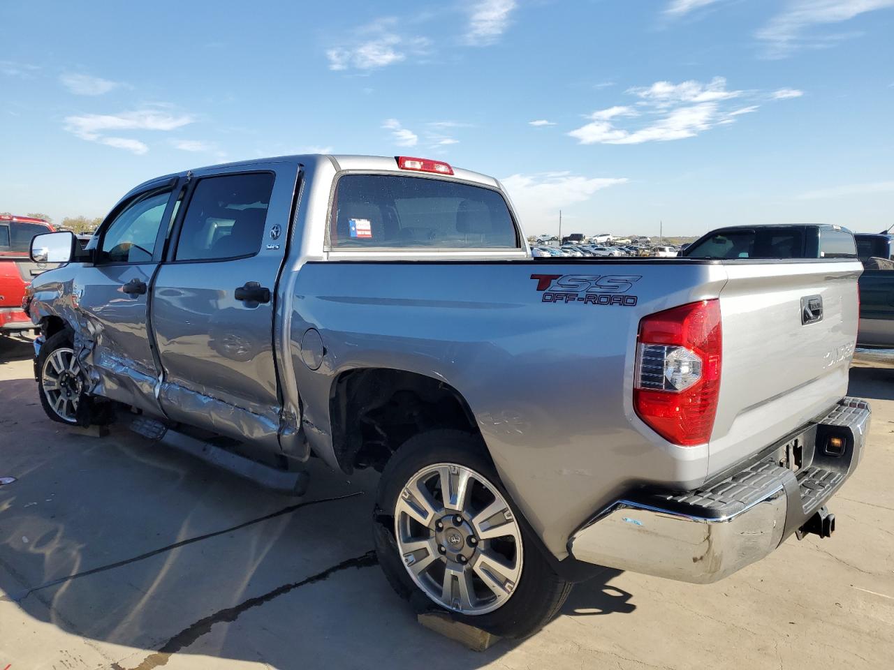Изображение 2 2016 TOYOTA TUNDRA CREWMAX SR5 2016 с VIN 5TFEW5F11GX195254