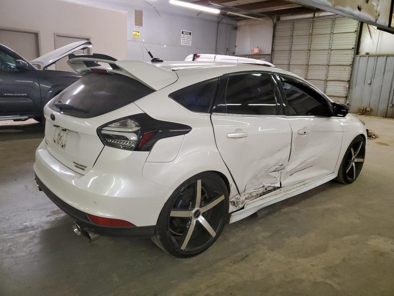 Image 3 of 2016 FORD FOCUS TITANIUM 2016 with VIN 1FADP3N24GL350125