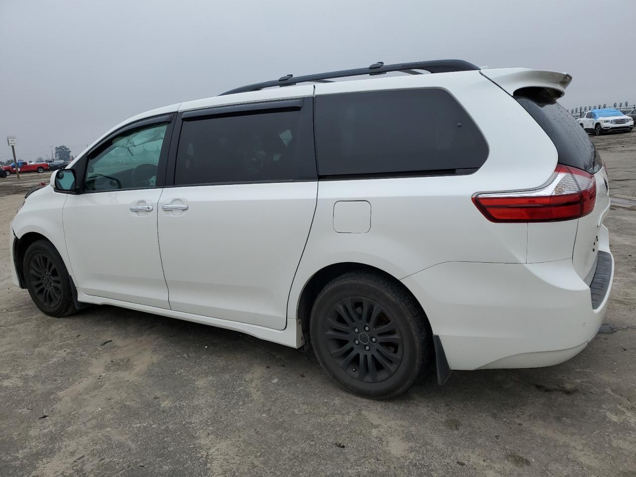 Image 2 of 2018 TOYOTA SIENNA XLE 2018 with VIN 5TDYZ3DC0JS919316