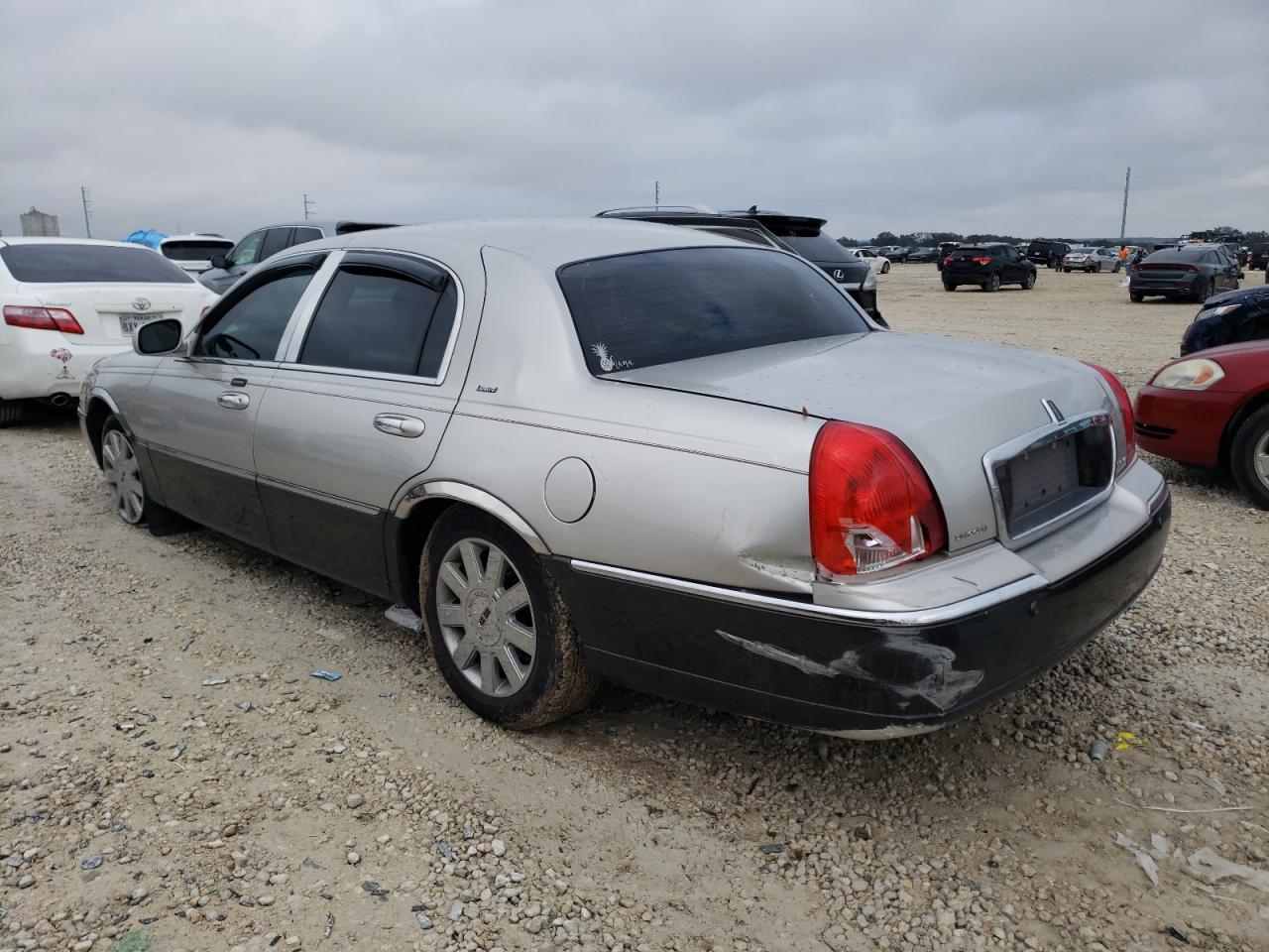 Obraz 2 z 2005 LINCOLN TOWN CAR SIGNATURE LIMITED 2005 z VIN 1LNHM82W95Y629137