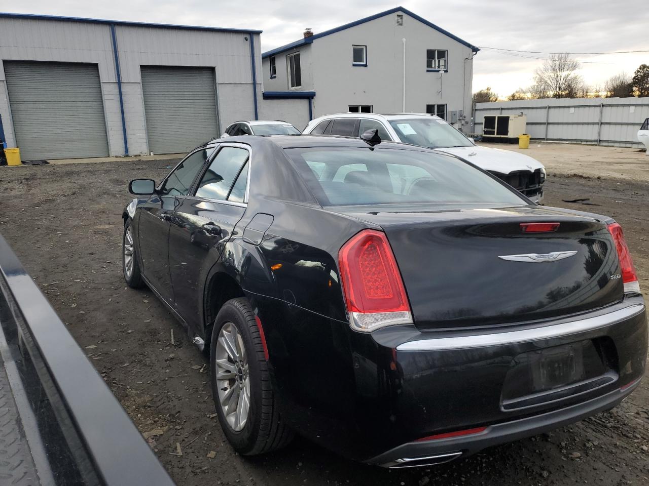 Изображение 2 2017 CHRYSLER 300 LIMITED 2017 с VIN 2C3CCAAG6HH516395